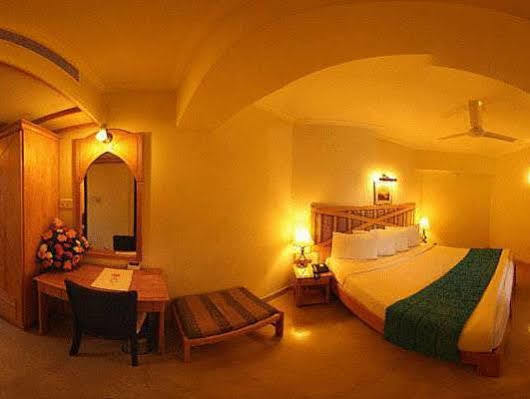 Lotus 8 Hotel Недумбассері Екстер'єр фото